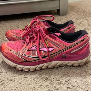 Brooks Transcend Size 6. Have been worn a lot. Super cute color!